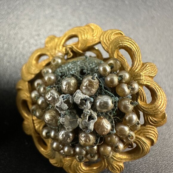 VINTAGE SIGNED MIRIAM HASKELL GOLD PLATED FAUX PEARLS FLOWER CLIP ON EARRINGS - Picture 3 of 13